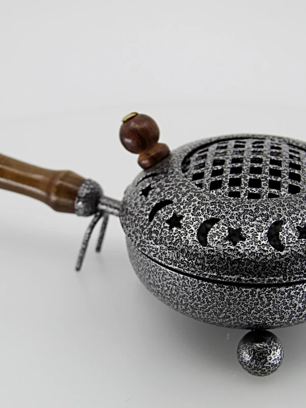 Queimador em metal disponível nas cores cinza e dourado