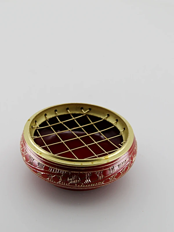 O queimador de incenso com carvão é um instrumento tradicional utilizado para purificar ambientes