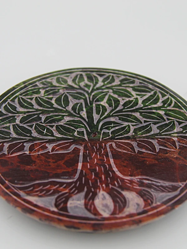 "O porta-incenso em pedra de sabão com Flor da Vida é uma peça funcional e resistente