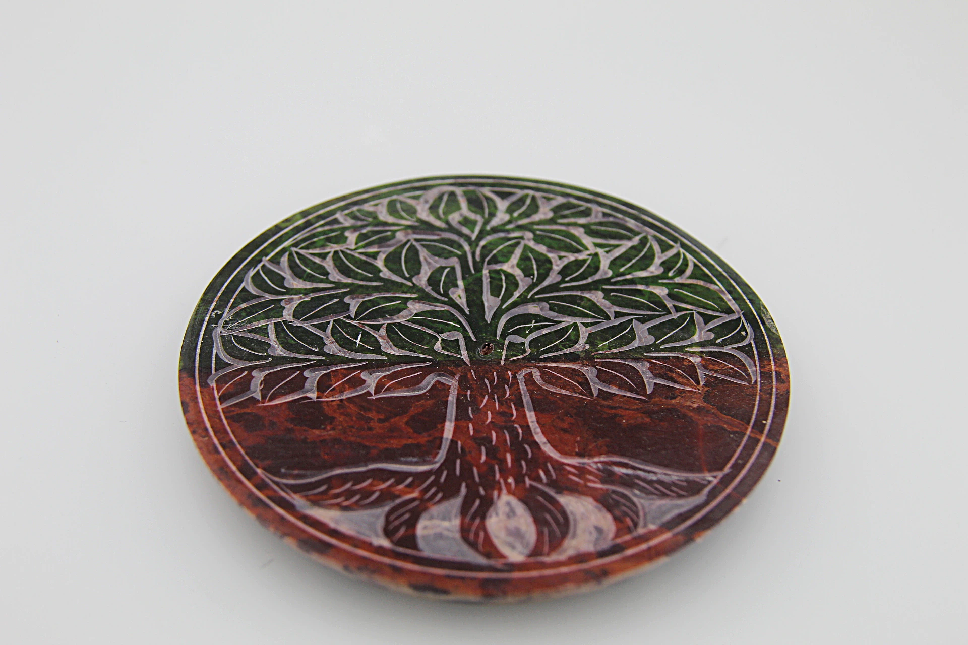 "O porta-incenso em pedra de sabão com Flor da Vida é uma peça funcional e resistente