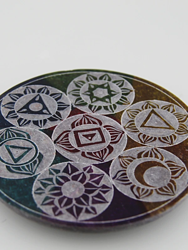 O porta-incenso em pedra de sabão com Flor da Vida é uma peça funcional e resistente