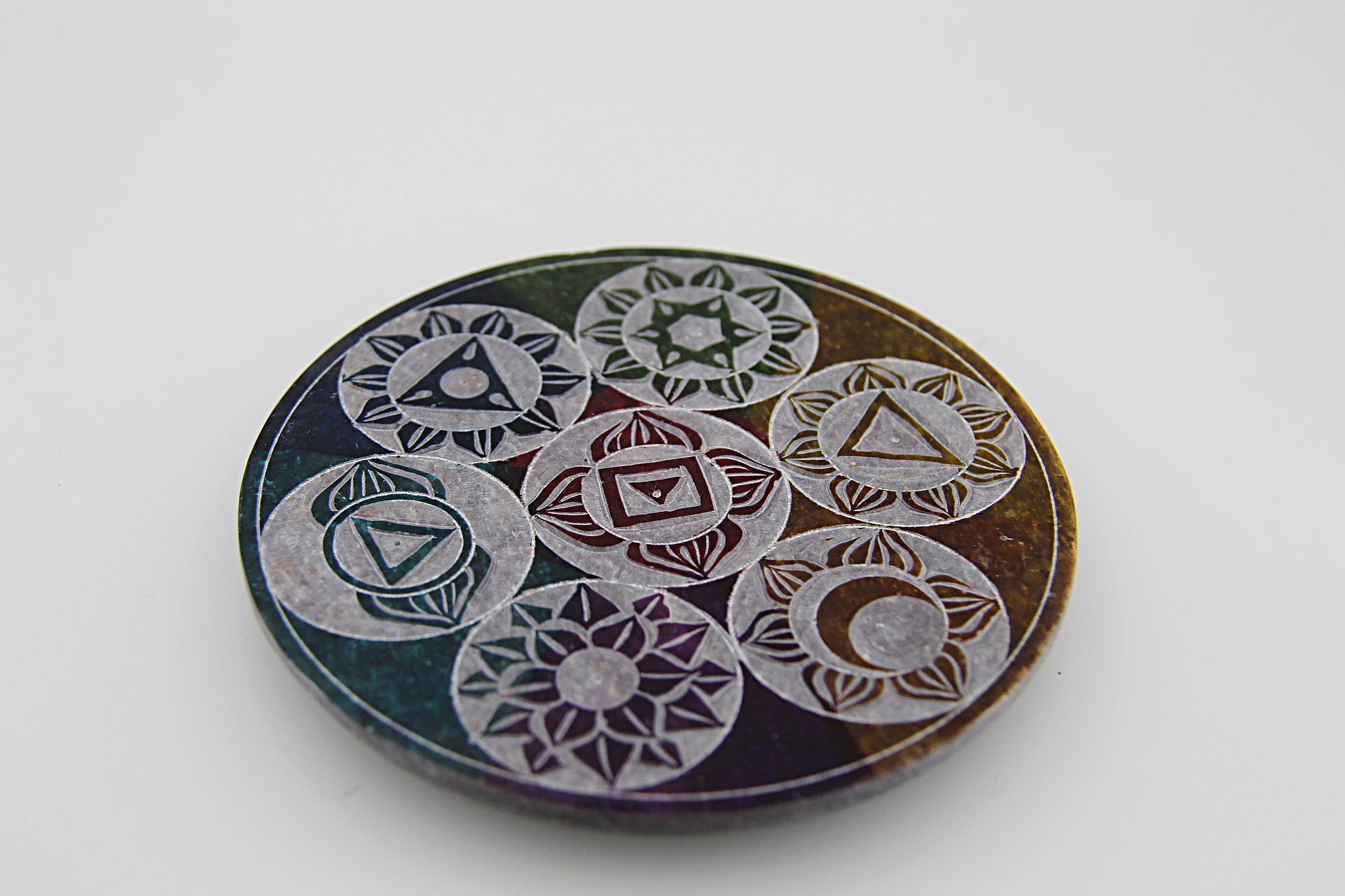 O porta-incenso em pedra de sabão com Flor da Vida é uma peça funcional e resistente