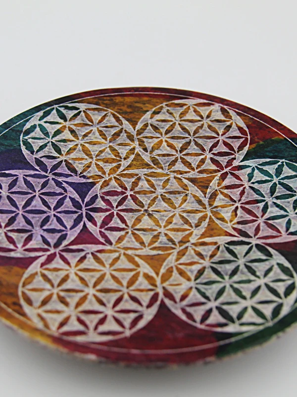 O porta-incenso em pedra de sabão com Flor da Vida é uma peça funcional e resistente