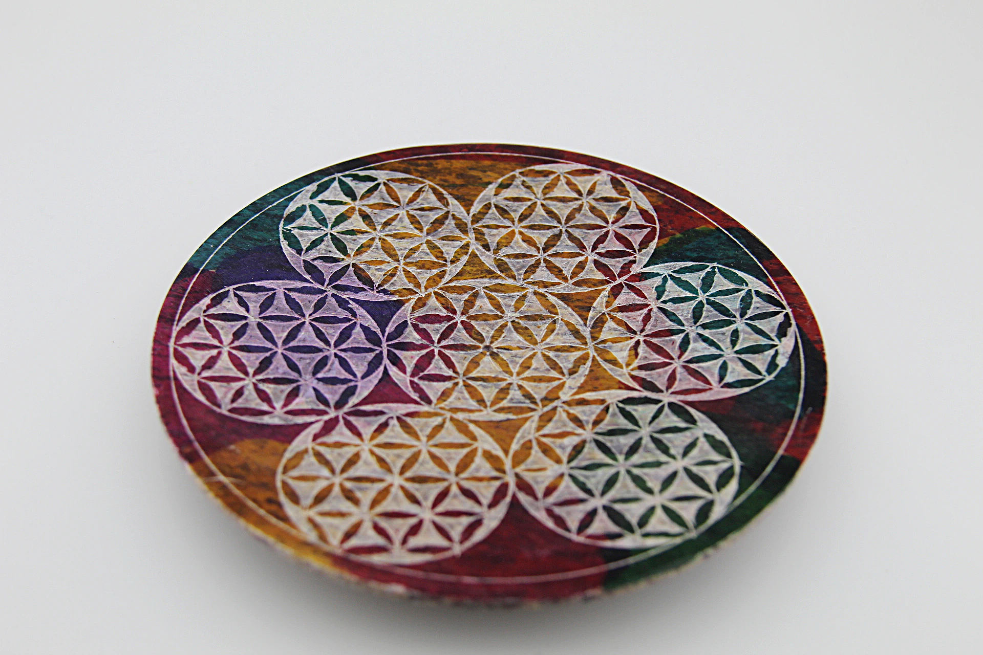 O porta-incenso em pedra de sabão com Flor da Vida é uma peça funcional e resistente