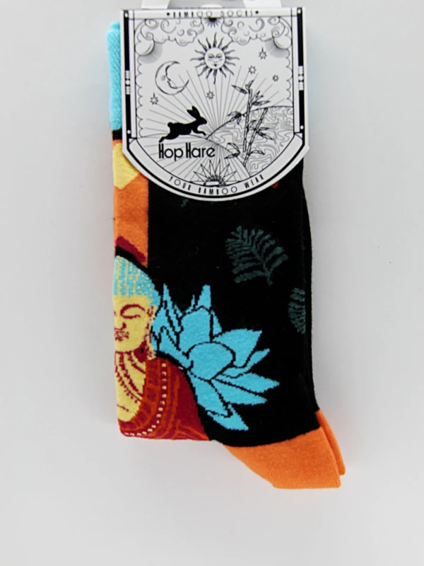 As meias de bambu são feitas de fibra de bambu e apresentam desenhos ou gráficos espirituais.