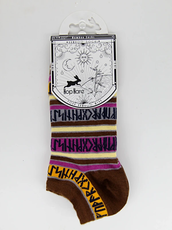As meias de bambu são feitas de fibra de bambu e apresentam desenhos ou gráficos espirituais.