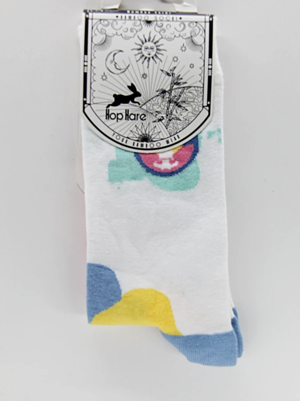 As meias de bambu são feitas de fibra de bambu e apresentam desenhos ou gráficos espirituais.