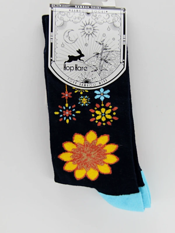 As meias de bambu são feitas de fibra de bambu e apresentam desenhos ou gráficos espirituais.