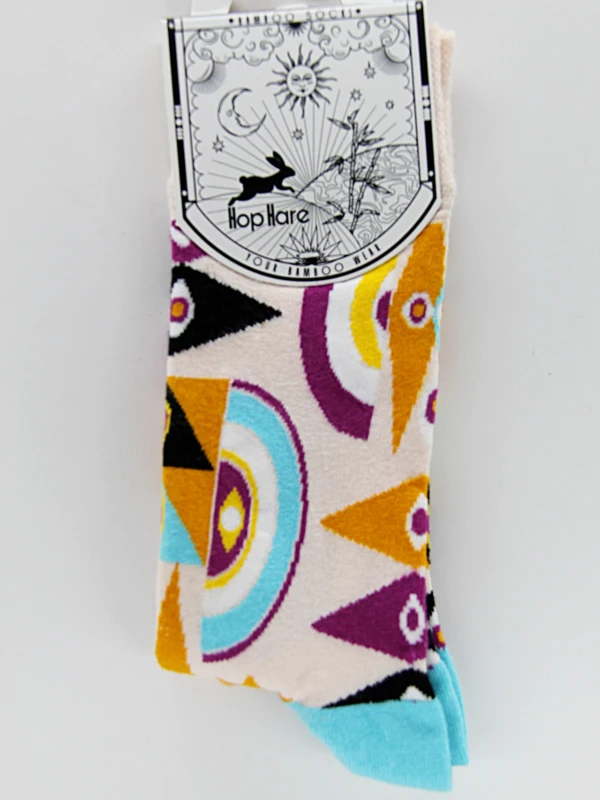 As meias de bambu são feitas de fibra de bambu e apresentam desenhos ou gráficos espirituais.