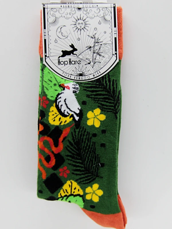 As meias de bambu são feitas de fibra de bambu e apresentam desenhos ou gráficos espirituais.