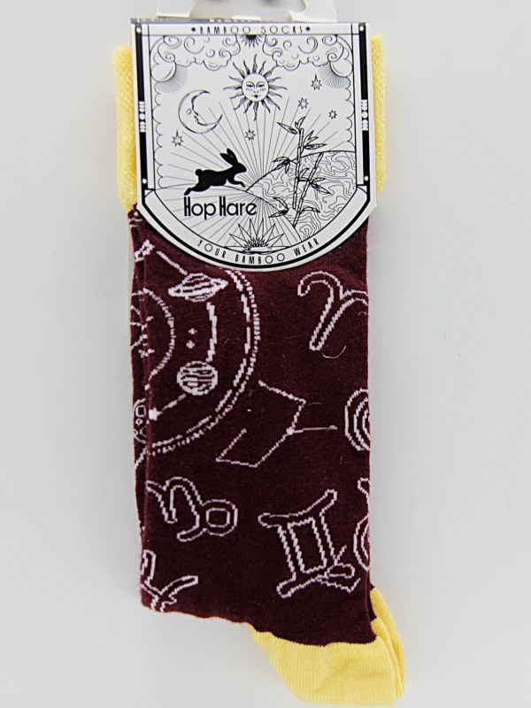 As meias de bambu são feitas de fibra de bambu e apresentam desenhos ou gráficos espirituais.