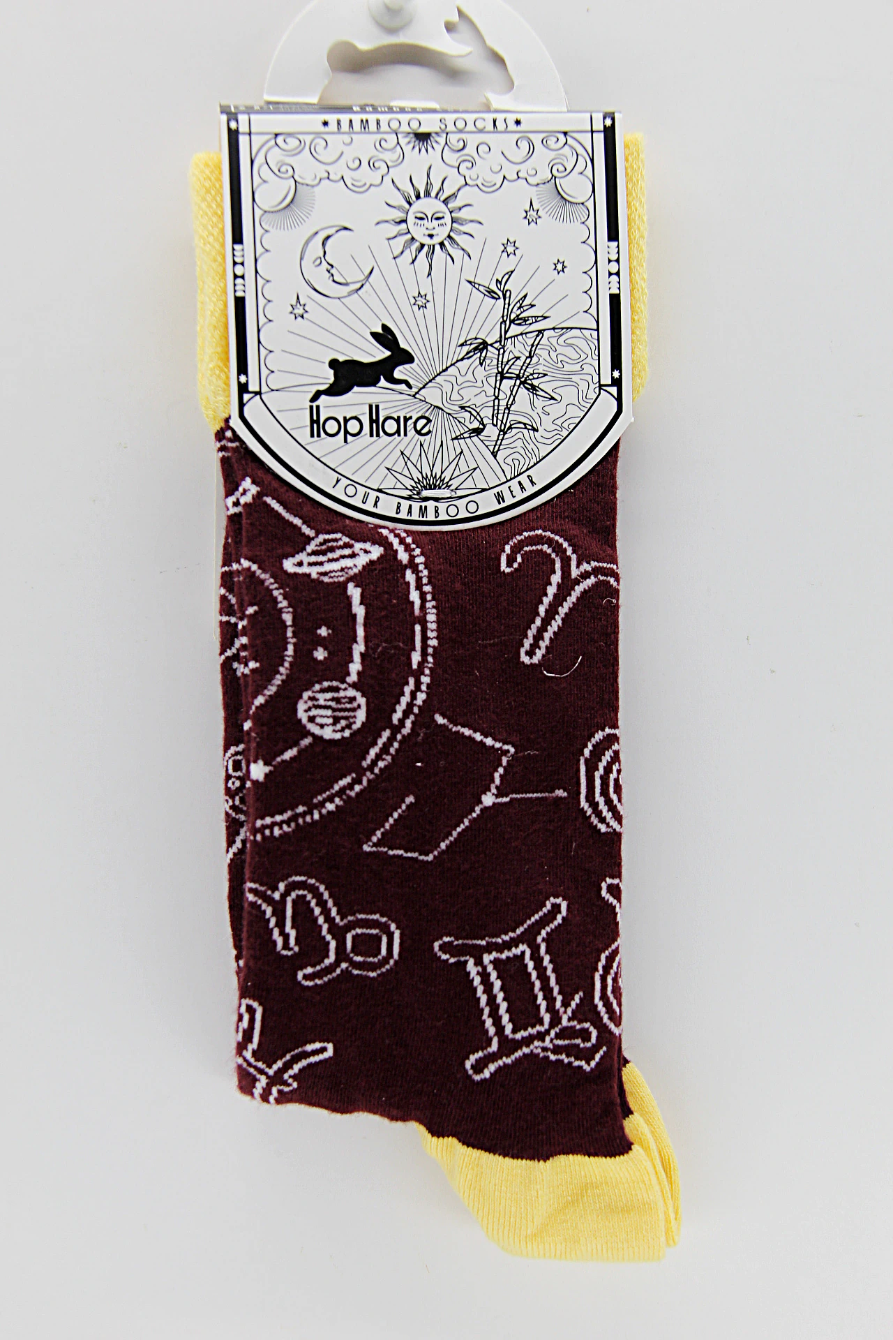 As meias de bambu são feitas de fibra de bambu e apresentam desenhos ou gráficos espirituais.