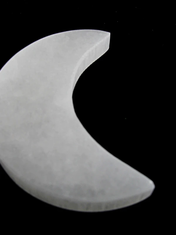 Base em selenita com formato de lua