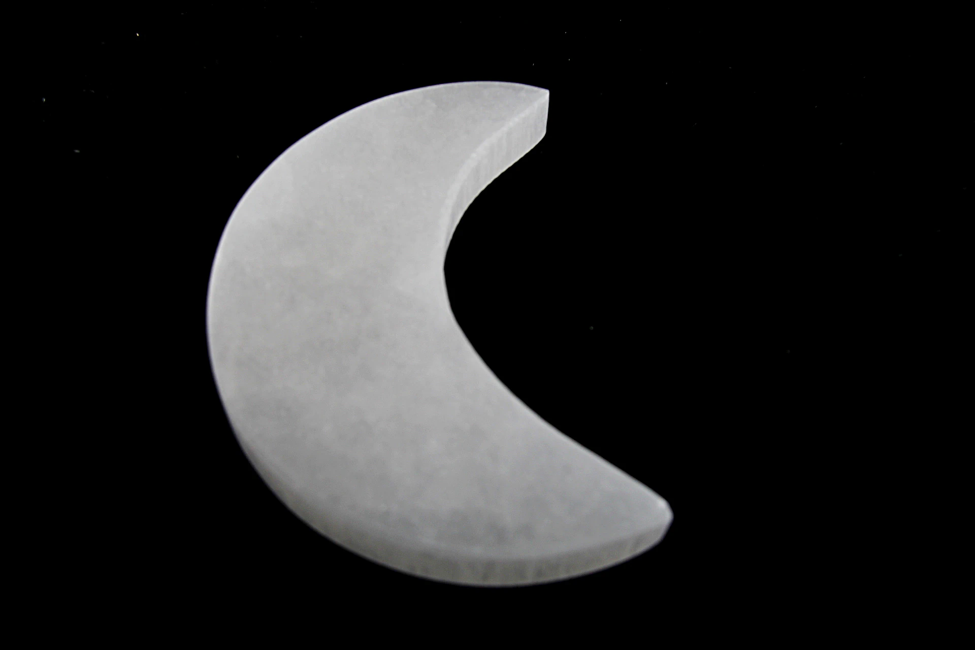 Base em selenita com formato de lua