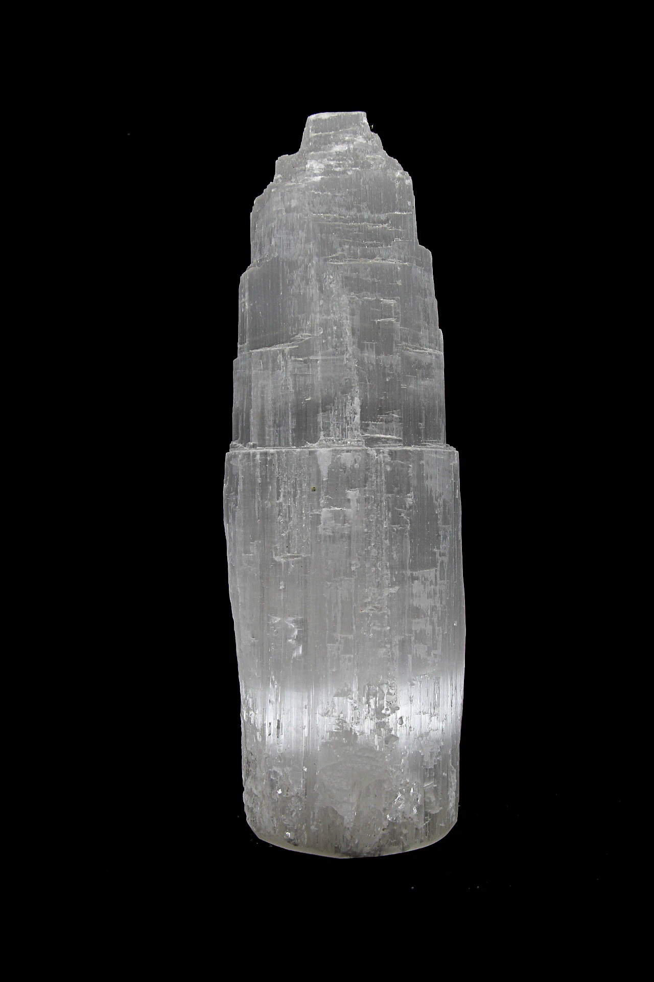 Os candeeiros de selenita são peças naturais que ajudam a criar um ambiente de calma