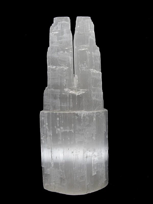 O candeeiro de selenita com torres gémeas é uma peça natural que ajuda a criar um ambiente de calma