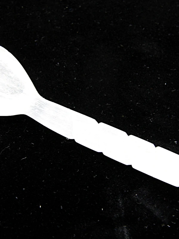 Colher em selenita com design em espiral