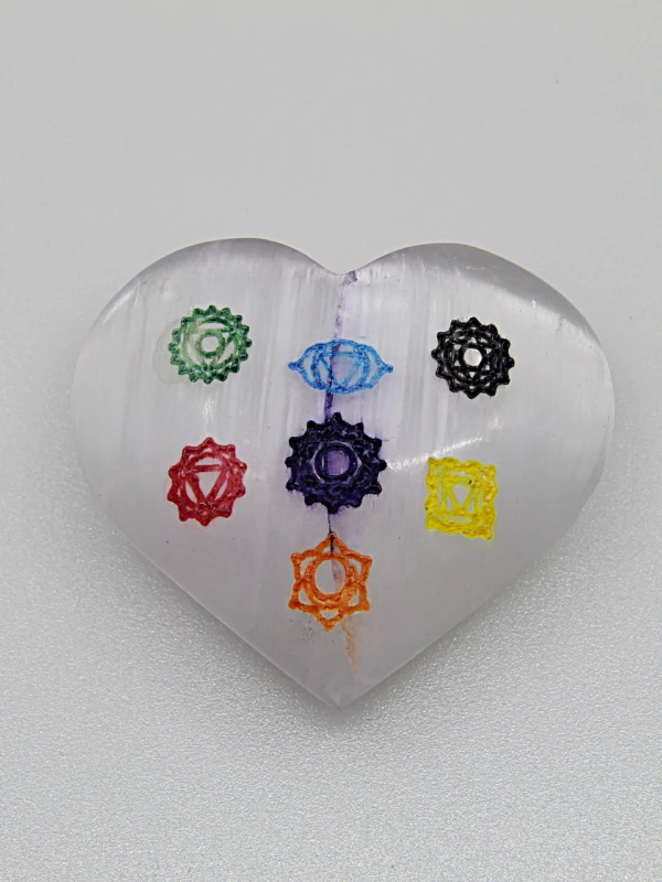 Coração em selenita com símbolos dos 7 chakras