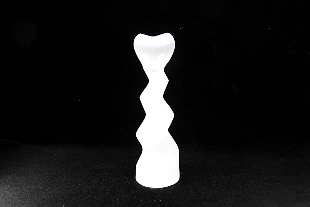 Espiral em selenita com coração integrado