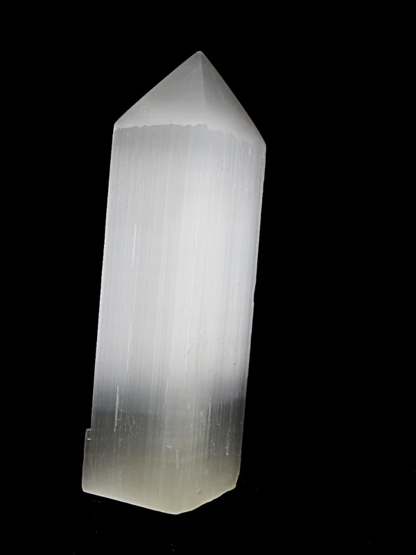 Peça em selenita concebida para potencializar e centralizar a energia de um espaço.