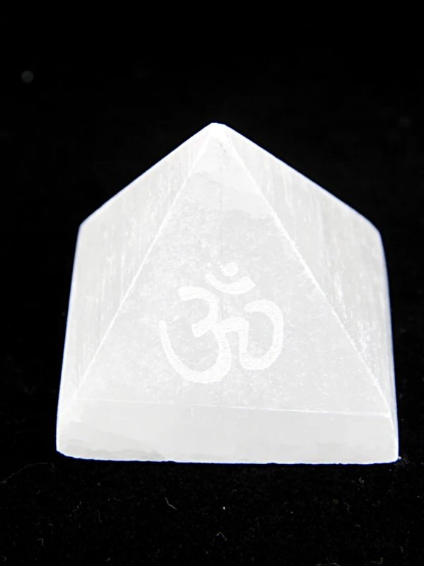 Pirâmide em selenita