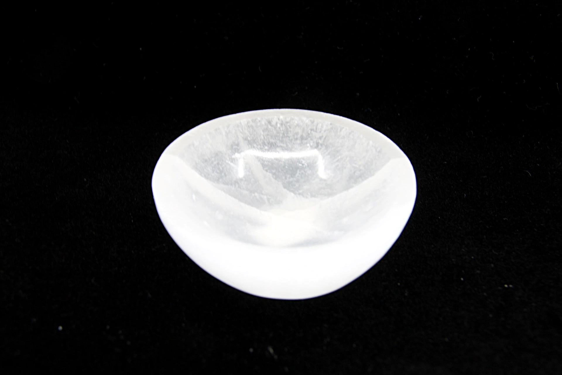 Taça em selenita é ideal para apoiar cristais