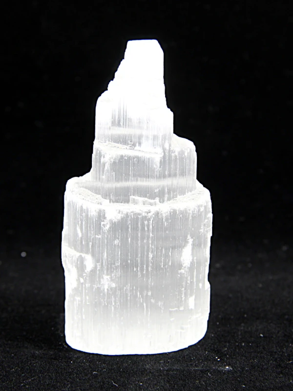 Torre em selenita disponível em vários tamanhos