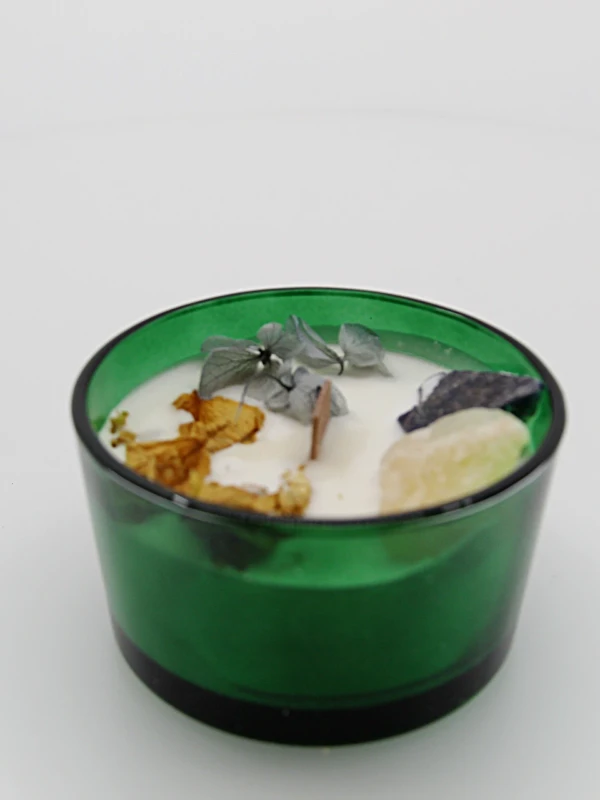 A vela floral com cristais – Sol combina cera de soja