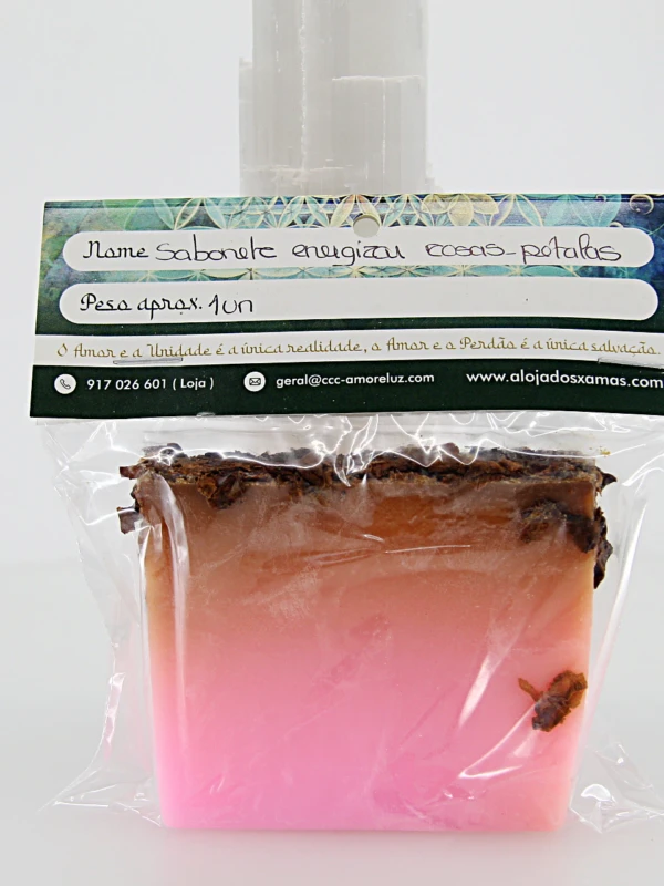 O sabonete de rosas e pétalas limpa a pele de forma suave
