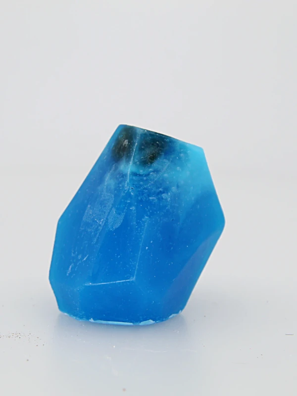 O sabonete artesanal em forma de cristal – Água