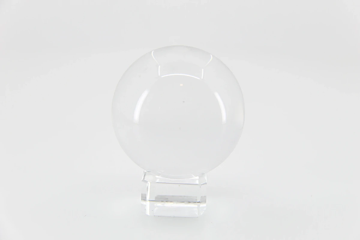 A bola de cristal ajuda a clarear a mente e o espírito.