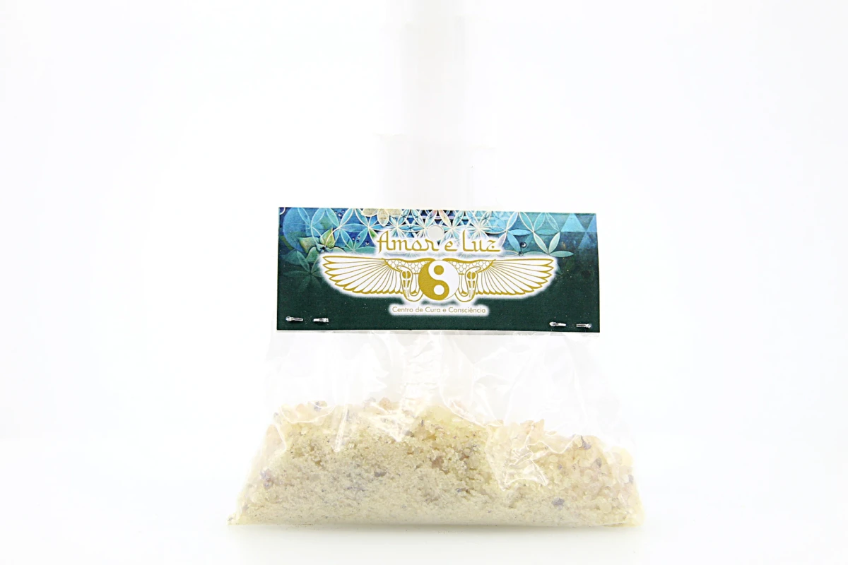 O copal é uma resina aromática extraída de árvores da América Central e do Sul. É usado em práticas espirituais por suas propriedades purificadoras e curativas.