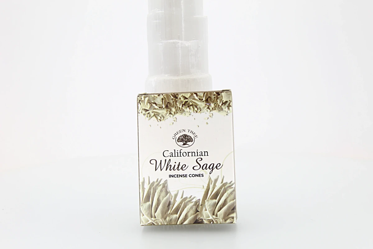 O incenso Green Tree Califórnia Sálvia Branca em cones é originário da Índia e produzido com ingredientes 100% naturais.