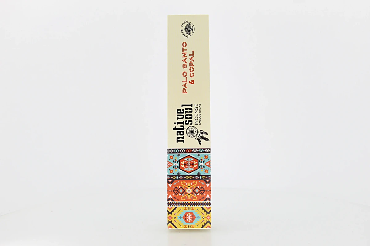 O incenso Green Tree Native Soul Copal & Pau Santo vem da Índia e é 100% natural. A sua fragrância combina aromas tradicionalmente associados à purificação e renovação energética