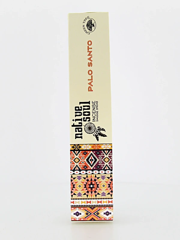 O incenso Green Tree Native Soul Palo Santo vem da Índia e é 100% natural. A sua fragrância suave e purificadora ajuda a limpar e renovar a energia do ambiente