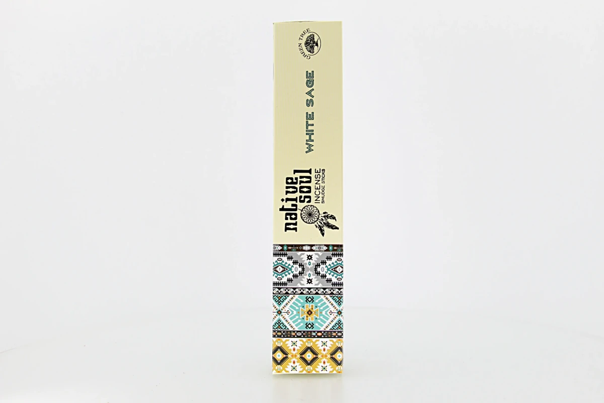 O incenso Green Tree Native Soul White Sage vem da Índia e é 100% natural. A sua fragrância purificadora ajuda a limpar e renovar a energia do ambiente