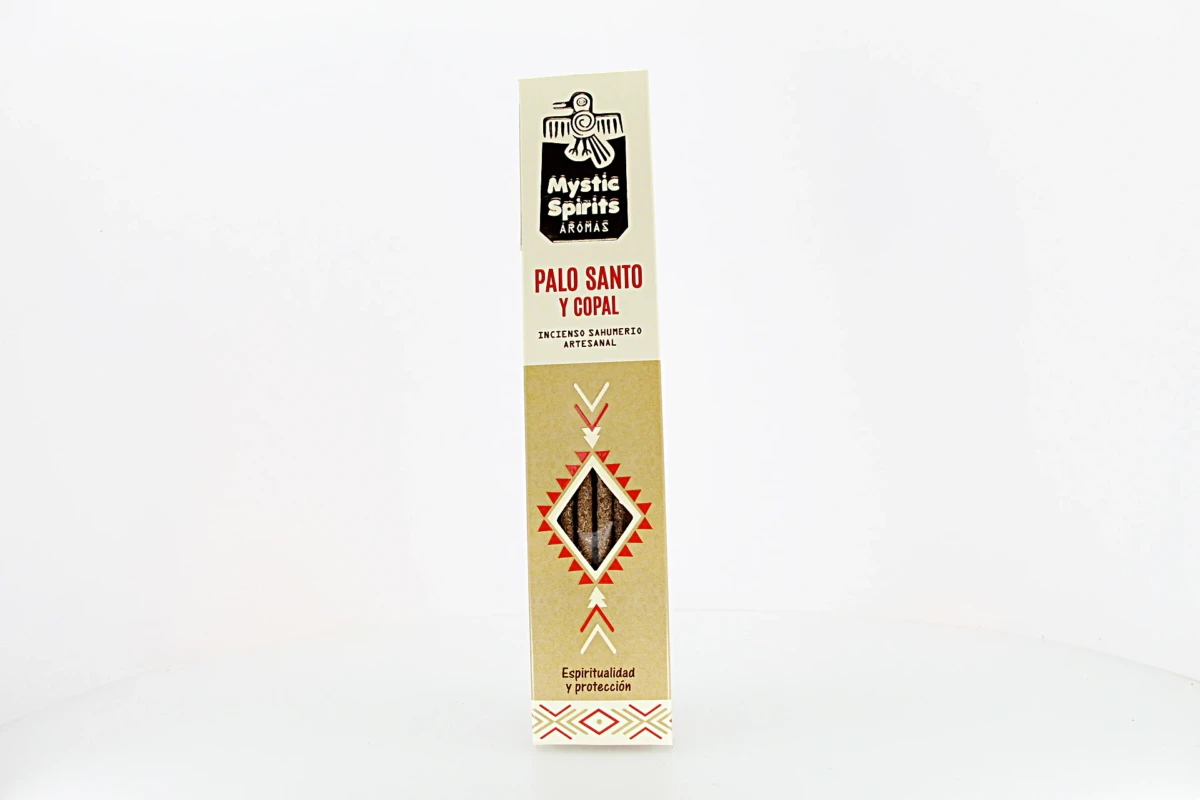 O incenso Mystic Spirits Pau Santo & Copal combina madeiras sagradas com a resina ancestral de copal.