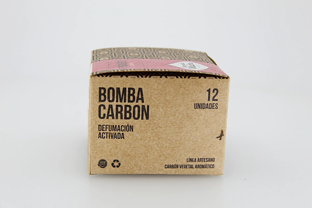 através da libertação de fumo aromático que ajuda a purificar