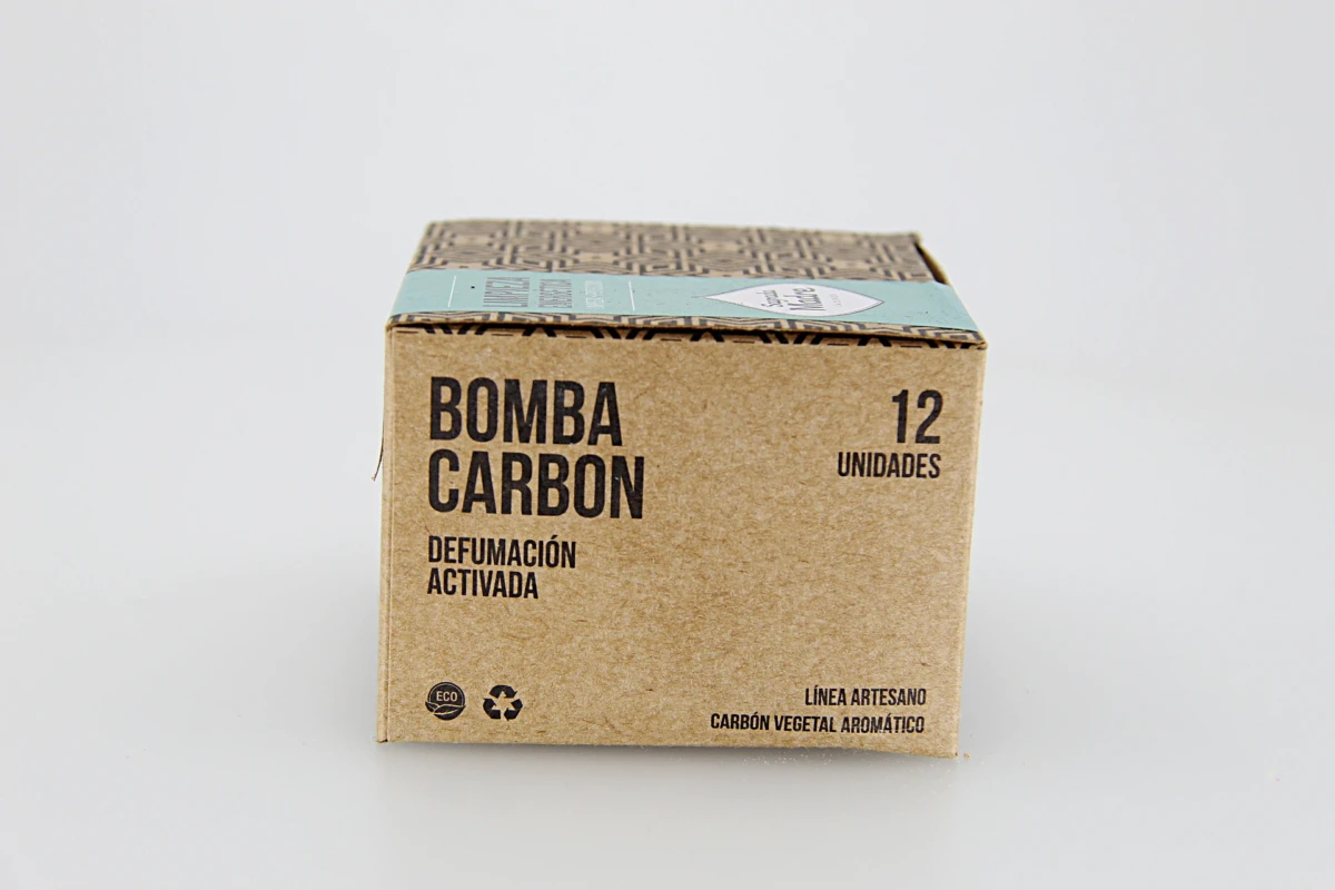 através da libertação de fumo aromático que ajuda a purificar