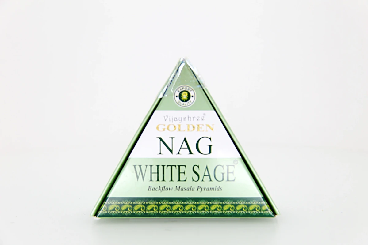 O incenso Golden Nag White Sage em pirâmides backflow é elaborado com ingredientes naturais