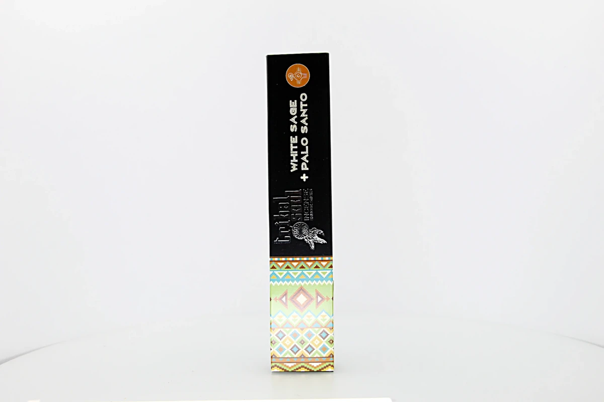 O incenso Tribal Soul Sálvia Branca & Pau Santo é elaborado com ingredientes naturais