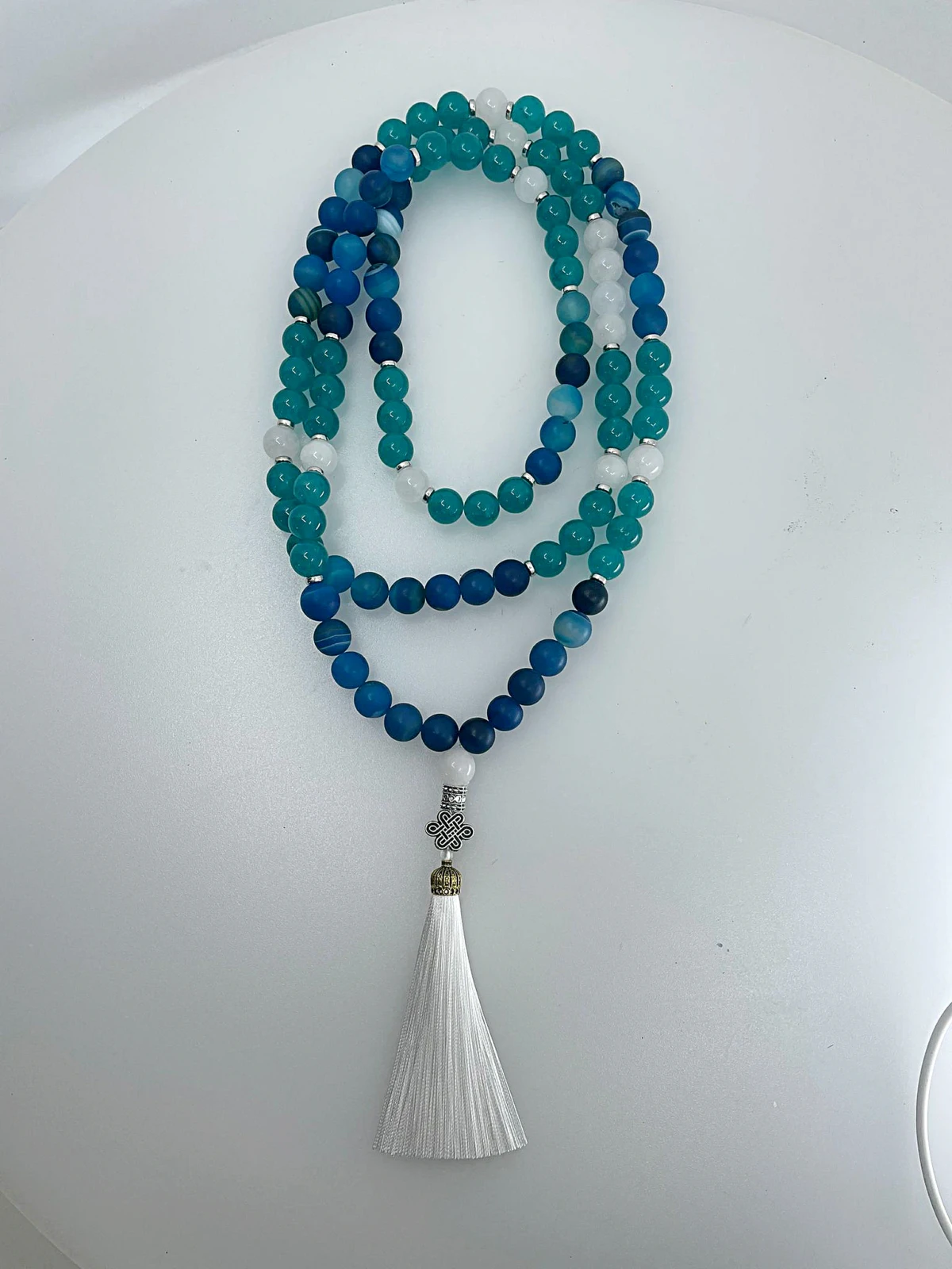 Um japamala é um cordão de contas utilizado no canto de mantras