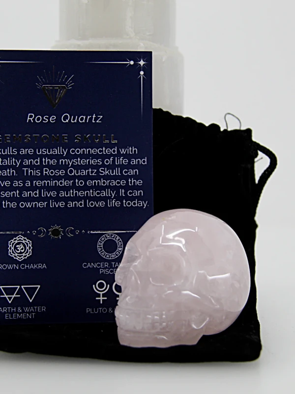 A caveira de quartzo rosa é uma peça energética e decorativa