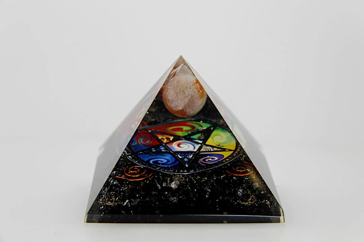 A pirâmide de orgonite com pentagrama é uma peça energética criada para harmonizar e equilibrar a energia do espaço. A forma piramidal ajuda a concentrar e a distribuir a energia de forma contínua