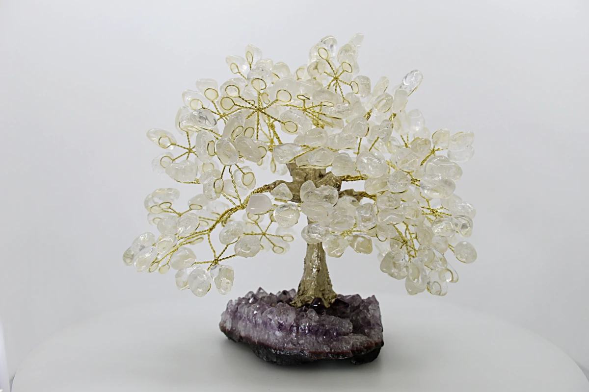 A árvore de pedras preciosas em cristal de rocha é uma peça decorativa e energética que ajuda a harmonizar e iluminar o ambiente. O cristal de rocha é amplamente reconhecido pela sua capacidade de amplificar e purificar a energia