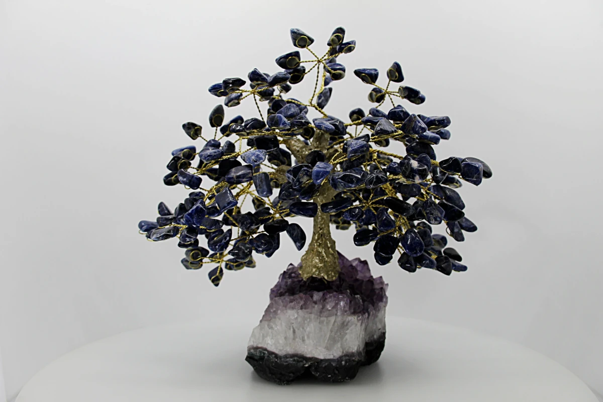 A árvore de pedras preciosas em ametista é uma peça decorativa e energética que contribui para criar um ambiente de calma e harmonia.