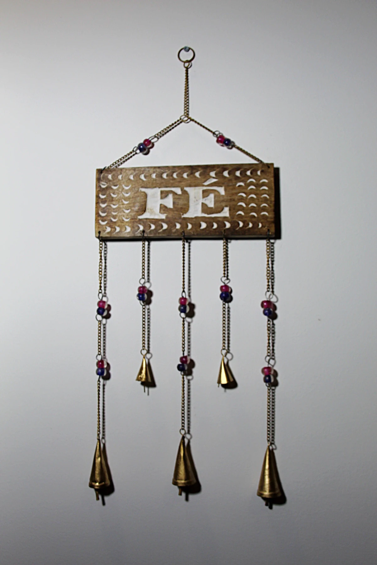 Placa de madeira com a palavra “Fé”