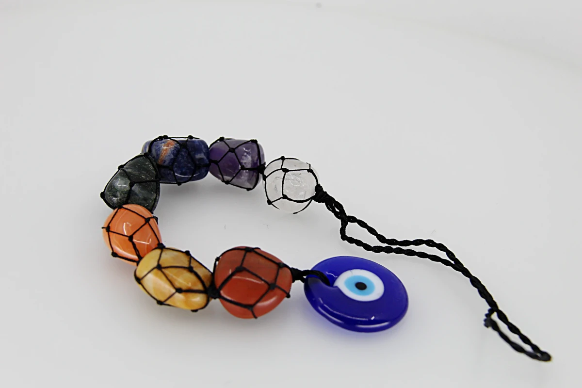 O pendente de pedras dos chakras com olho turco combina diferentes pedras naturais associadas aos sete chakras