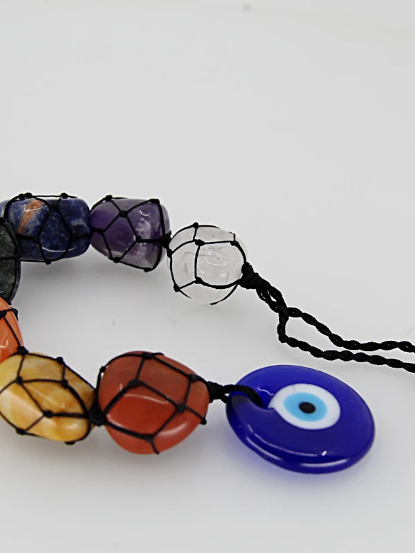 O pendente de pedras dos chakras com olho turco combina diferentes pedras naturais associadas aos sete chakras