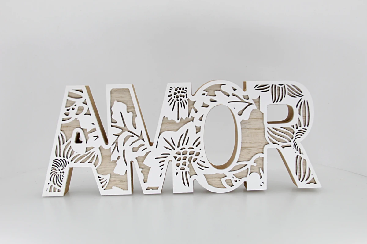 Placa de madeira delicada com a palavra “Amor”
